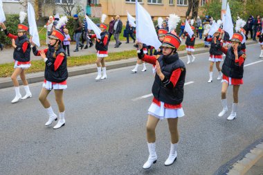 Wroclaw, Polonya - 11 Kasım 2024: Wroclaw 'da Neşeli Bağımsızlık Günü Yürüyüşü, Polonya Bayrakları, Öğrencileri ve 11 Kasım' ı Kutlayan Ailelerle Vatanseverlik Yürüyüşü