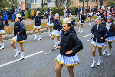 Wroclaw, Polonya - 11 Kasım 2024: Wroclaw 'da Neşeli Bağımsızlık Günü Yürüyüşü, Polonya Bayrakları, Öğrencileri ve 11 Kasım' ı Kutlayan Ailelerle Vatanseverlik Yürüyüşü