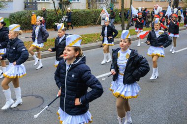 Wroclaw, Polonya - 11 Kasım 2024: Wroclaw 'da Neşeli Bağımsızlık Günü Yürüyüşü, Polonya Bayrakları, Öğrencileri ve 11 Kasım' ı Kutlayan Ailelerle Vatanseverlik Yürüyüşü