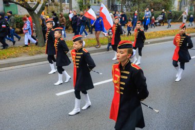 Wroclaw, Polonya - 11 Kasım 2024: Wroclaw 'da Neşeli Bağımsızlık Günü Yürüyüşü, Polonya Bayrakları, Öğrencileri ve 11 Kasım' ı Kutlayan Ailelerle Vatanseverlik Yürüyüşü