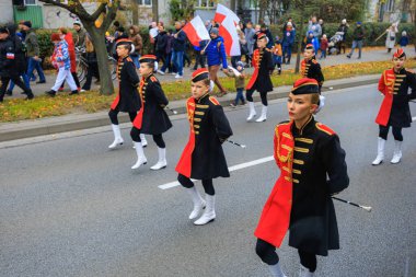 Wroclaw, Polonya - 11 Kasım 2024: Wroclaw 'da Neşeli Bağımsızlık Günü Yürüyüşü, Polonya Bayrakları, Öğrencileri ve 11 Kasım' ı Kutlayan Ailelerle Vatanseverlik Yürüyüşü