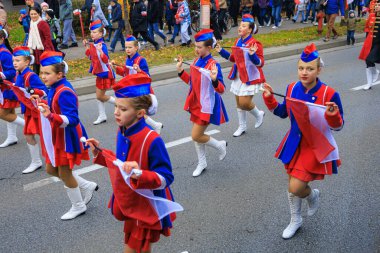 Wroclaw, Polonya - 11 Kasım 2024: Wroclaw 'da Neşeli Bağımsızlık Günü Yürüyüşü, Polonya Bayrakları, Öğrencileri ve 11 Kasım' ı Kutlayan Ailelerle Vatanseverlik Yürüyüşü