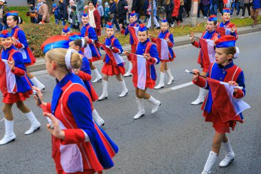 Wroclaw, Polonya - 11 Kasım 2024: Wroclaw 'da Neşeli Bağımsızlık Günü Yürüyüşü, Polonya Bayrakları, Öğrencileri ve 11 Kasım' ı Kutlayan Ailelerle Vatanseverlik Yürüyüşü