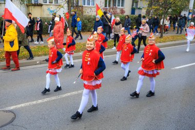 Wroclaw, Polonya - 11 Kasım 2024: Wroclaw 'da Neşeli Bağımsızlık Günü Yürüyüşü, Polonya Bayrakları, Öğrencileri ve 11 Kasım' ı Kutlayan Ailelerle Vatanseverlik Yürüyüşü