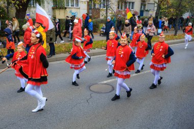 Wroclaw, Polonya - 11 Kasım 2024: Wroclaw 'da Neşeli Bağımsızlık Günü Yürüyüşü, Polonya Bayrakları, Öğrencileri ve 11 Kasım' ı Kutlayan Ailelerle Vatanseverlik Yürüyüşü