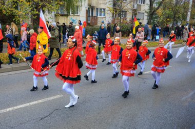 Wroclaw, Polonya - 11 Kasım 2024: Wroclaw 'da Neşeli Bağımsızlık Günü Yürüyüşü, Polonya Bayrakları, Öğrencileri ve 11 Kasım' ı Kutlayan Ailelerle Vatanseverlik Yürüyüşü