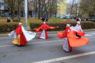 Wroclaw, Polonya - 11 Kasım 2024: Wroclaw 'da Neşeli Bağımsızlık Günü Yürüyüşü, Polonya Bayrakları, Öğrencileri ve 11 Kasım' ı Kutlayan Ailelerle Vatanseverlik Yürüyüşü