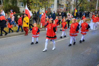 Wroclaw, Polonya - 11 Kasım 2024: Wroclaw 'da Neşeli Bağımsızlık Günü Yürüyüşü, Polonya Bayrakları, Öğrencileri ve 11 Kasım' ı Kutlayan Ailelerle Vatanseverlik Yürüyüşü