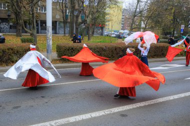 Wroclaw, Polonya - 11 Kasım 2024: Wroclaw 'da Neşeli Bağımsızlık Günü Yürüyüşü, Polonya Bayrakları, Öğrencileri ve 11 Kasım' ı Kutlayan Ailelerle Vatanseverlik Yürüyüşü