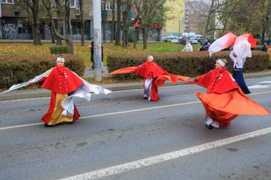 Wroclaw, Polonya - 11 Kasım 2024: Wroclaw 'da Neşeli Bağımsızlık Günü Yürüyüşü, Polonya Bayrakları, Öğrencileri ve 11 Kasım' ı Kutlayan Ailelerle Vatanseverlik Yürüyüşü
