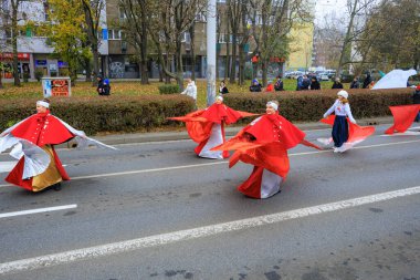 Wroclaw, Polonya - 11 Kasım 2024: Wroclaw 'da Neşeli Bağımsızlık Günü Yürüyüşü, Polonya Bayrakları, Öğrencileri ve 11 Kasım' ı Kutlayan Ailelerle Vatanseverlik Yürüyüşü