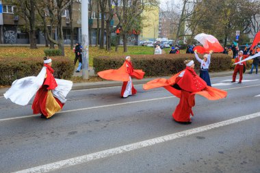 Wroclaw, Polonya - 11 Kasım 2024: Wroclaw 'da Neşeli Bağımsızlık Günü Yürüyüşü, Polonya Bayrakları, Öğrencileri ve 11 Kasım' ı Kutlayan Ailelerle Vatanseverlik Yürüyüşü