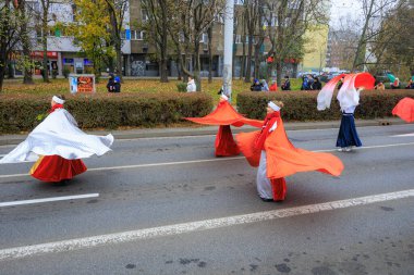 Wroclaw, Polonya - 11 Kasım 2024: Wroclaw 'da Neşeli Bağımsızlık Günü Yürüyüşü, Polonya Bayrakları, Öğrencileri ve 11 Kasım' ı Kutlayan Ailelerle Vatanseverlik Yürüyüşü