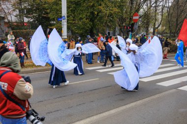 Wroclaw, Polonya - 11 Kasım 2024: Wroclaw 'da Neşeli Bağımsızlık Günü Yürüyüşü, Polonya Bayrakları, Öğrencileri ve 11 Kasım' ı Kutlayan Ailelerle Vatanseverlik Yürüyüşü