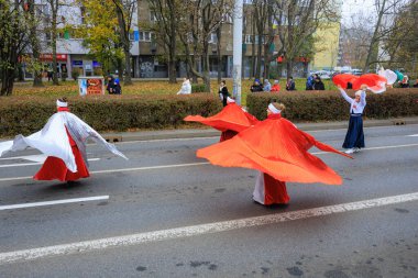 Wroclaw, Polonya - 11 Kasım 2024: Wroclaw 'da Neşeli Bağımsızlık Günü Yürüyüşü, Polonya Bayrakları, Öğrencileri ve 11 Kasım' ı Kutlayan Ailelerle Vatanseverlik Yürüyüşü