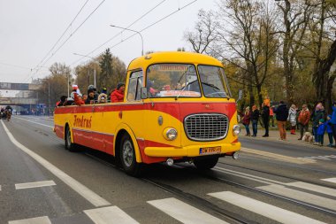 Wroclaw, Polonya - 11 Kasım 2024: Wroclaw 'da Neşeli Bağımsızlık Günü Yürüyüşü, Polonya Bayrakları, Öğrencileri ve 11 Kasım' ı Kutlayan Ailelerle Vatanseverlik Yürüyüşü