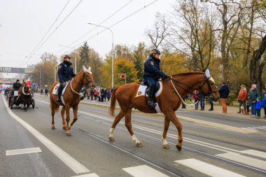 Wroclaw, Polonya - 11 Kasım 2024: Wroclaw 'da Neşeli Bağımsızlık Günü Yürüyüşü, Polonya Bayrakları, Öğrencileri ve 11 Kasım' ı Kutlayan Ailelerle Vatanseverlik Yürüyüşü