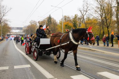 Wroclaw, Polonya - 11 Kasım 2024: Wroclaw 'da Neşeli Bağımsızlık Günü Yürüyüşü, Polonya Bayrakları, Öğrencileri ve 11 Kasım' ı Kutlayan Ailelerle Vatanseverlik Yürüyüşü