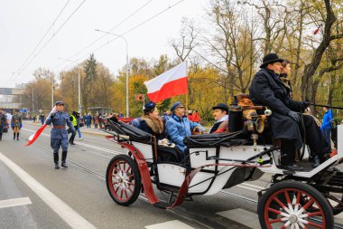 Wroclaw, Polonya - 11 Kasım 2024: Wroclaw 'da Neşeli Bağımsızlık Günü Yürüyüşü, Polonya Bayrakları, Öğrencileri ve 11 Kasım' ı Kutlayan Ailelerle Vatanseverlik Yürüyüşü