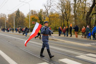 Wroclaw, Polonya - 11 Kasım 2024: Wroclaw 'da Neşeli Bağımsızlık Günü Yürüyüşü, Polonya Bayrakları, Öğrencileri ve 11 Kasım' ı Kutlayan Ailelerle Vatanseverlik Yürüyüşü