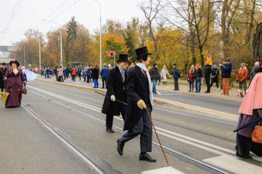Wroclaw, Polonya - 11 Kasım 2024: Wroclaw 'da Neşeli Bağımsızlık Günü Yürüyüşü, Polonya Bayrakları, Öğrencileri ve 11 Kasım' ı Kutlayan Ailelerle Vatanseverlik Yürüyüşü