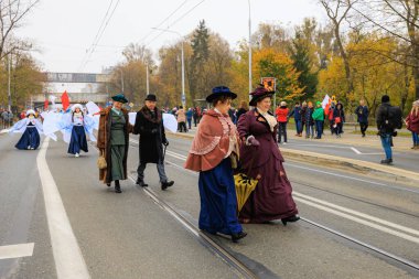 Wroclaw, Polonya - 11 Kasım 2024: Wroclaw 'da Neşeli Bağımsızlık Günü Yürüyüşü, Polonya Bayrakları, Öğrencileri ve 11 Kasım' ı Kutlayan Ailelerle Vatanseverlik Yürüyüşü