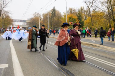 Wroclaw, Polonya - 11 Kasım 2024: Wroclaw 'da Neşeli Bağımsızlık Günü Yürüyüşü, Polonya Bayrakları, Öğrencileri ve 11 Kasım' ı Kutlayan Ailelerle Vatanseverlik Yürüyüşü