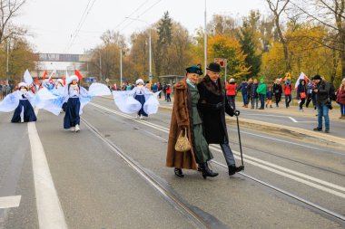 Wroclaw, Polonya - 11 Kasım 2024: Wroclaw 'da Neşeli Bağımsızlık Günü Yürüyüşü, Polonya Bayrakları, Öğrencileri ve 11 Kasım' ı Kutlayan Ailelerle Vatanseverlik Yürüyüşü