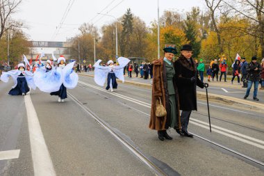 Wroclaw, Polonya - 11 Kasım 2024: Wroclaw 'da Neşeli Bağımsızlık Günü Yürüyüşü, Polonya Bayrakları, Öğrencileri ve 11 Kasım' ı Kutlayan Ailelerle Vatanseverlik Yürüyüşü