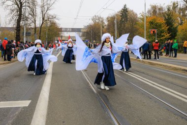 Wroclaw, Polonya - 11 Kasım 2024: Wroclaw 'da Neşeli Bağımsızlık Günü Yürüyüşü, Polonya Bayrakları, Öğrencileri ve 11 Kasım' ı Kutlayan Ailelerle Vatanseverlik Yürüyüşü