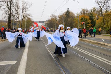 Wroclaw, Polonya - 11 Kasım 2024: Wroclaw 'da Neşeli Bağımsızlık Günü Yürüyüşü, Polonya Bayrakları, Öğrencileri ve 11 Kasım' ı Kutlayan Ailelerle Vatanseverlik Yürüyüşü