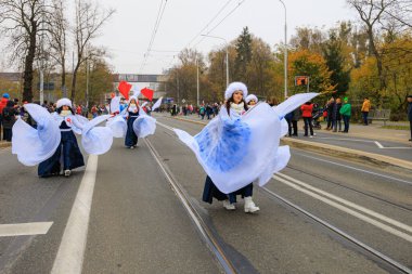 Wroclaw, Polonya - 11 Kasım 2024: Wroclaw 'da Neşeli Bağımsızlık Günü Yürüyüşü, Polonya Bayrakları, Öğrencileri ve 11 Kasım' ı Kutlayan Ailelerle Vatanseverlik Yürüyüşü