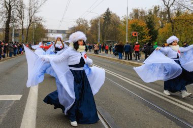 Wroclaw, Polonya - 11 Kasım 2024: Wroclaw 'da Neşeli Bağımsızlık Günü Yürüyüşü, Polonya Bayrakları, Öğrencileri ve 11 Kasım' ı Kutlayan Ailelerle Vatanseverlik Yürüyüşü