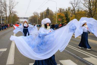 Wroclaw, Polonya - 11 Kasım 2024: Wroclaw 'da Neşeli Bağımsızlık Günü Yürüyüşü, Polonya Bayrakları, Öğrencileri ve 11 Kasım' ı Kutlayan Ailelerle Vatanseverlik Yürüyüşü