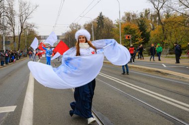Wroclaw, Polonya - 11 Kasım 2024: Wroclaw 'da Neşeli Bağımsızlık Günü Yürüyüşü, Polonya Bayrakları, Öğrencileri ve 11 Kasım' ı Kutlayan Ailelerle Vatanseverlik Yürüyüşü