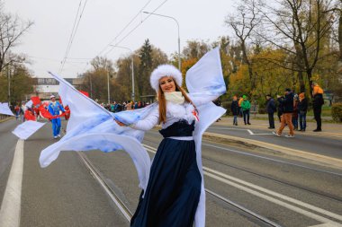 Wroclaw, Polonya - 11 Kasım 2024: Wroclaw 'da Neşeli Bağımsızlık Günü Yürüyüşü, Polonya Bayrakları, Öğrencileri ve 11 Kasım' ı Kutlayan Ailelerle Vatanseverlik Yürüyüşü