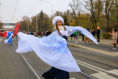 Wroclaw, Polonya - 11 Kasım 2024: Wroclaw 'da Neşeli Bağımsızlık Günü Yürüyüşü, Polonya Bayrakları, Öğrencileri ve 11 Kasım' ı Kutlayan Ailelerle Vatanseverlik Yürüyüşü
