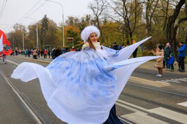Wroclaw, Polonya - 11 Kasım 2024: Wroclaw 'da Neşeli Bağımsızlık Günü Yürüyüşü, Polonya Bayrakları, Öğrencileri ve 11 Kasım' ı Kutlayan Ailelerle Vatanseverlik Yürüyüşü
