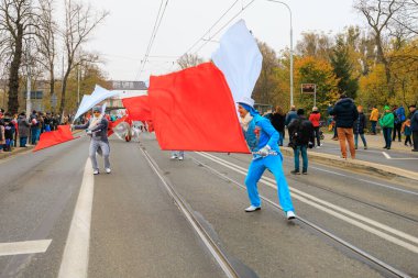Wroclaw, Polonya - 11 Kasım 2024: Wroclaw 'da Neşeli Bağımsızlık Günü Yürüyüşü, Polonya Bayrakları, Öğrencileri ve 11 Kasım' ı Kutlayan Ailelerle Vatanseverlik Yürüyüşü