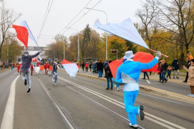 Wroclaw, Polonya - 11 Kasım 2024: Wroclaw 'da Neşeli Bağımsızlık Günü Yürüyüşü, Polonya Bayrakları, Öğrencileri ve 11 Kasım' ı Kutlayan Ailelerle Vatanseverlik Yürüyüşü