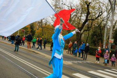 Wroclaw, Polonya - 11 Kasım 2024: Wroclaw 'da Neşeli Bağımsızlık Günü Yürüyüşü, Polonya Bayrakları, Öğrencileri ve 11 Kasım' ı Kutlayan Ailelerle Vatanseverlik Yürüyüşü