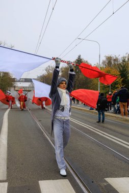Wroclaw, Polonya - 11 Kasım 2024: Wroclaw 'da Neşeli Bağımsızlık Günü Yürüyüşü, Polonya Bayrakları, Öğrencileri ve 11 Kasım' ı Kutlayan Ailelerle Vatanseverlik Yürüyüşü