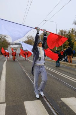 Wroclaw, Polonya - 11 Kasım 2024: Wroclaw 'da Neşeli Bağımsızlık Günü Yürüyüşü, Polonya Bayrakları, Öğrencileri ve 11 Kasım' ı Kutlayan Ailelerle Vatanseverlik Yürüyüşü