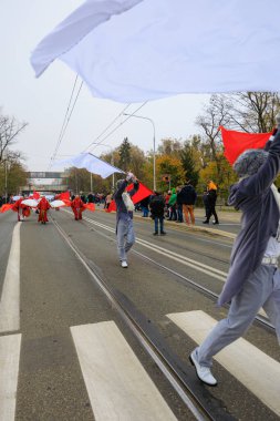 Wroclaw, Polonya - 11 Kasım 2024: Wroclaw 'da Neşeli Bağımsızlık Günü Yürüyüşü, Polonya Bayrakları, Öğrencileri ve 11 Kasım' ı Kutlayan Ailelerle Vatanseverlik Yürüyüşü