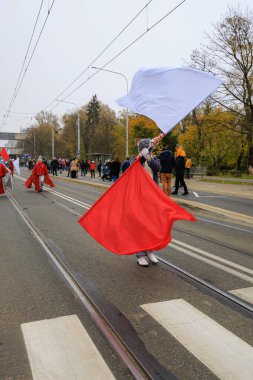 Wroclaw, Polonya - 11 Kasım 2024: Wroclaw 'da Neşeli Bağımsızlık Günü Yürüyüşü, Polonya Bayrakları, Öğrencileri ve 11 Kasım' ı Kutlayan Ailelerle Vatanseverlik Yürüyüşü