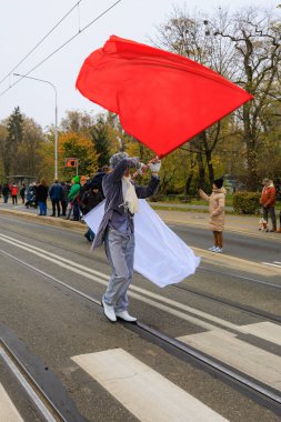 Wroclaw, Polonya - 11 Kasım 2024: Wroclaw 'da Neşeli Bağımsızlık Günü Yürüyüşü, Polonya Bayrakları, Öğrencileri ve 11 Kasım' ı Kutlayan Ailelerle Vatanseverlik Yürüyüşü
