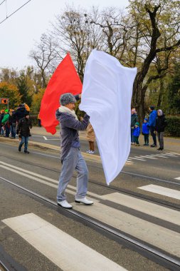 Wroclaw, Polonya - 11 Kasım 2024: Wroclaw 'da Neşeli Bağımsızlık Günü Yürüyüşü, Polonya Bayrakları, Öğrencileri ve 11 Kasım' ı Kutlayan Ailelerle Vatanseverlik Yürüyüşü