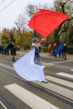 Wroclaw, Polonya - 11 Kasım 2024: Wroclaw 'da Neşeli Bağımsızlık Günü Yürüyüşü, Polonya Bayrakları, Öğrencileri ve 11 Kasım' ı Kutlayan Ailelerle Vatanseverlik Yürüyüşü