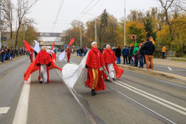 Wroclaw, Polonya - 11 Kasım 2024: Wroclaw 'da Neşeli Bağımsızlık Günü Yürüyüşü, Polonya Bayrakları, Öğrencileri ve 11 Kasım' ı Kutlayan Ailelerle Vatanseverlik Yürüyüşü
