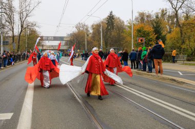 Wroclaw, Polonya - 11 Kasım 2024: Wroclaw 'da Neşeli Bağımsızlık Günü Yürüyüşü, Polonya Bayrakları, Öğrencileri ve 11 Kasım' ı Kutlayan Ailelerle Vatanseverlik Yürüyüşü